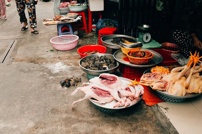Early Riser Walk: Grandma Noodles, Cafe, Exotic Fruits & History - Nguyen Thien Thuat apartment block: history you can walk through