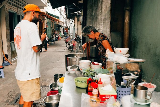 Early Riser Walk: Grandma Noodles, Cafe, Exotic Fruits & History - Pace, group size, and why the tour works for introverts