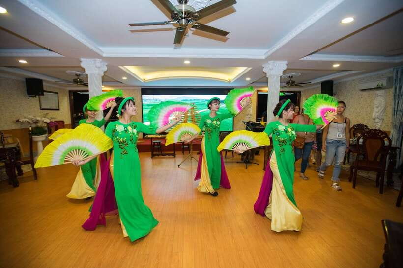 HCM: Saigon River Dinner Cruise - The Boat Experience: Dinner, Live Music, and Night Views