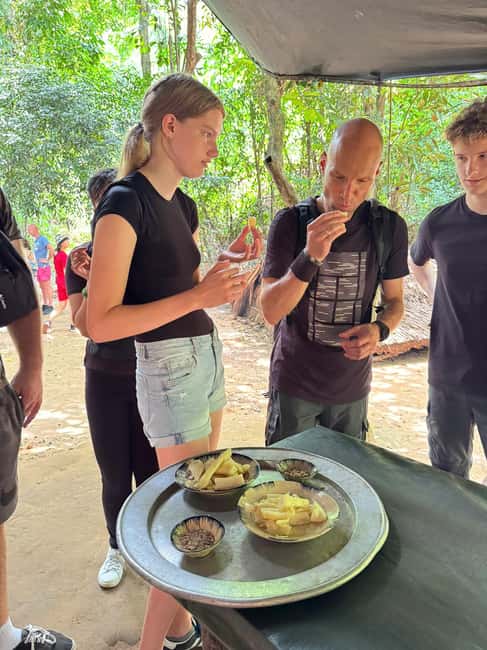 Ho Chi Minh City: Cu Chi Tunnels Morning or Afternoon Tour - Trap gallery and propaganda video: the story before the crawl