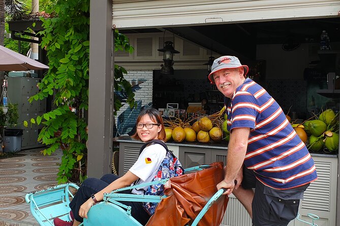 Ho Chi Minh City private walking tours with young local volunteers - District 10 night food: flower market and local eating beats