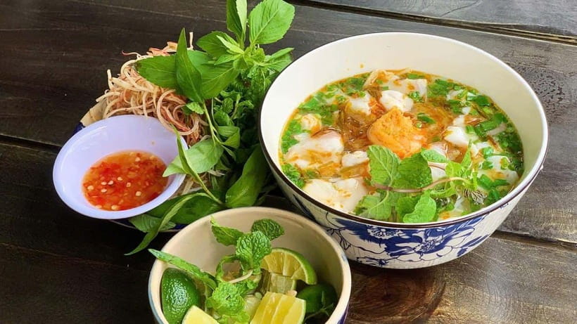 Ho Chi Minh City: Walking Food Tour with 13 Tastings - Where the evening starts: War Remnants Museum meeting point and pickup choices