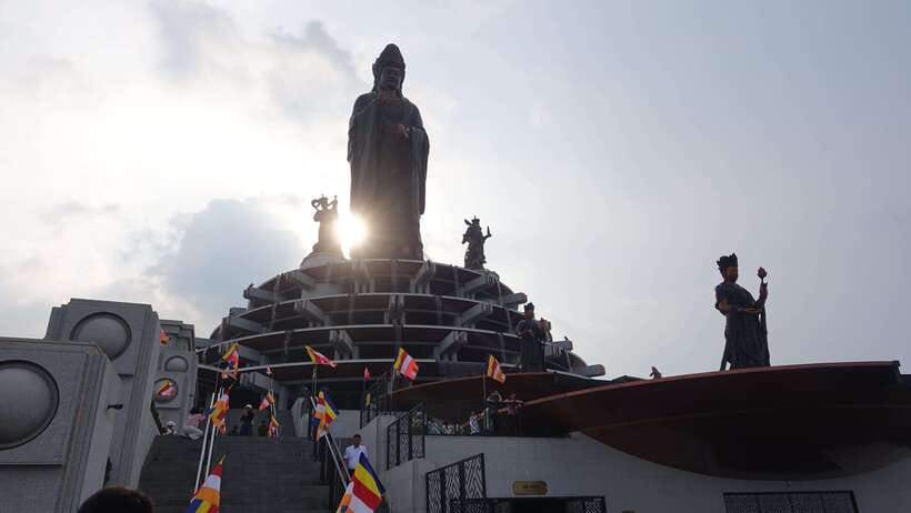 Ho Chi Minh: Cu Chi, Black Lady Mountain, and Cao Dai Tour - Bà Đen Mountain (Black Virgin) and the 986-meter summit with giant Buddhas
