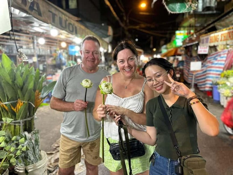 Ho Chi Minh: Street Food & Sightseeing Tour with Local Guide - Ho Thi Ky Food Street: where you sample, not just look