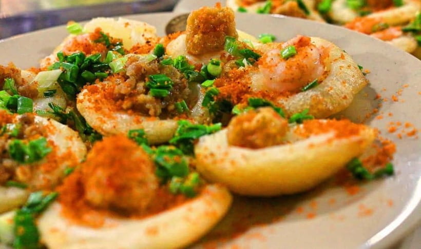 Ho Chi Minh: Street Food & Sightseeing Tour with Local Guide - The famous last snack and sweet dessert finish