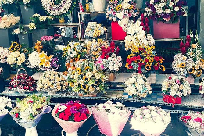 Morning Saigon Unseen+Street Food Tour with Ao Dai Riders Option - Ho Thi Ky Flower Market: Wholesale Scale in 15 Minutes