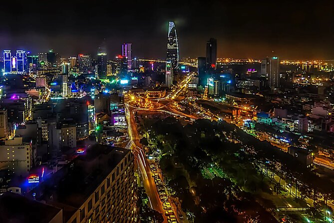 Saigon After Dark With Seafood, Beer & Live Music Bar - The scooter ride reality: traffic, safety, and why your weight matters