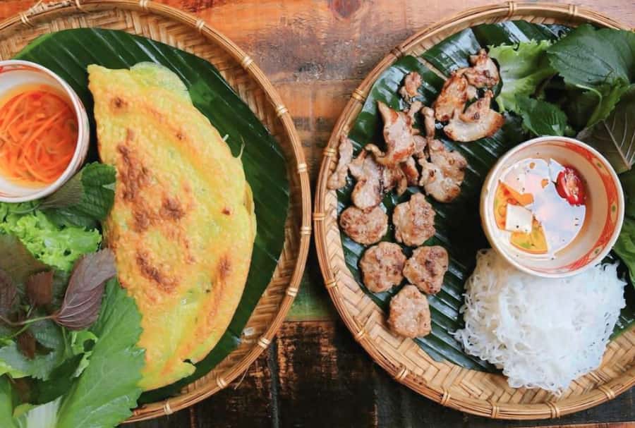 Saigon: Private Backstreets Walking Food Tour - Meeting at Bún Bò Xưa: How the Night Starts and Keeps Moving