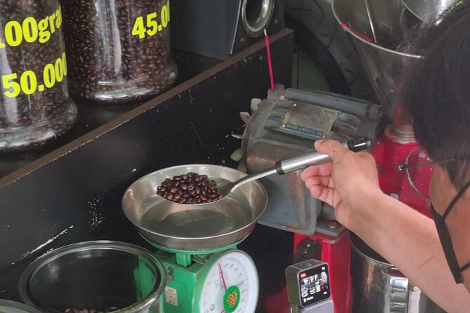 Saigon Private/Small Group Walking Food Tour with 13 Tastings - Guides and group size: what “small group” means in real life