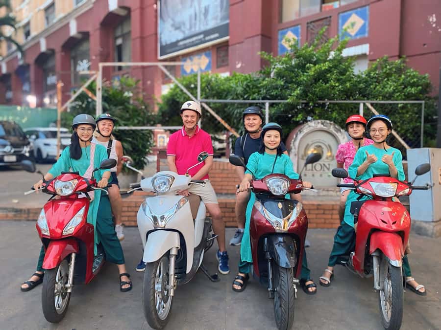 Saigon: Street Food Tasting & Sightseeing Tour by Motorbike - Safety on scooters: what to expect and what to ask yourself