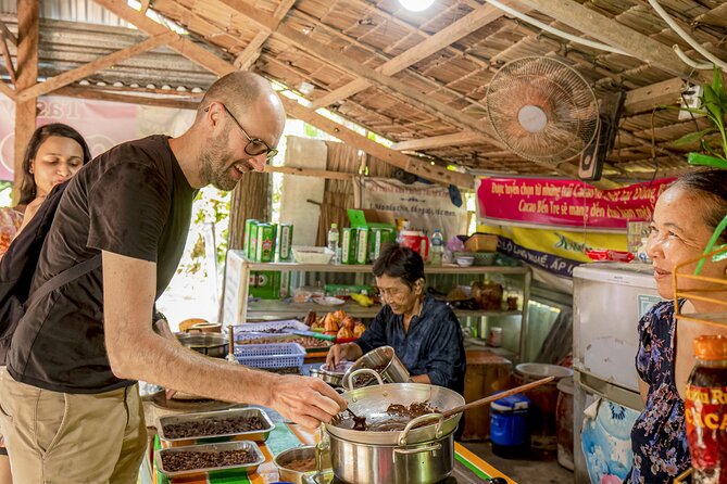 Small-Group Mekong Delta Day Trip: Boat Ride, Cottages & Pagoda - The animal and hands-on moments: what to watch for
